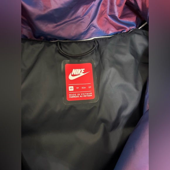 Nike wome short puffer hooded jacket. Size XS. - Picture 5 of 7